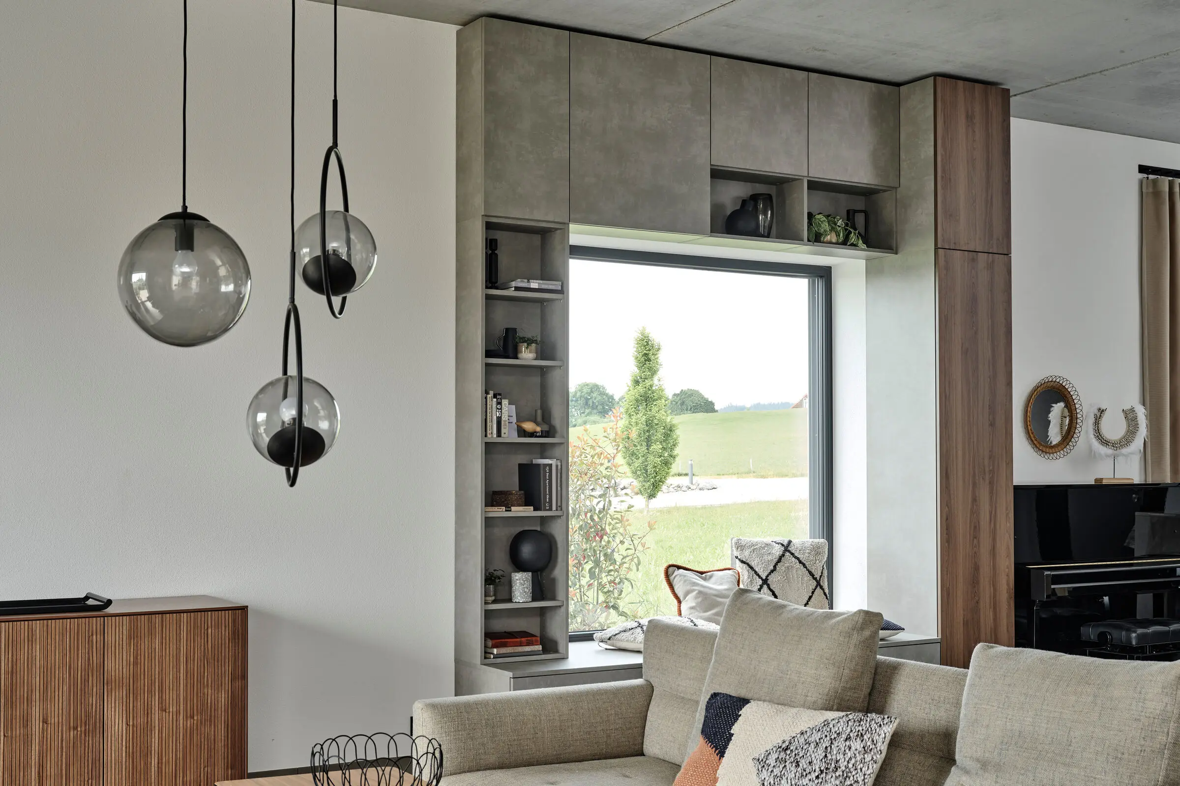 Fensterumbau in Grau und Holz im Wohnzimmer mit Dekoration.
